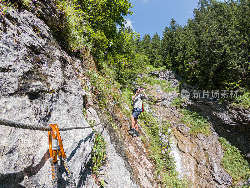 两人在Via Ferrata登山，夏日活动概念